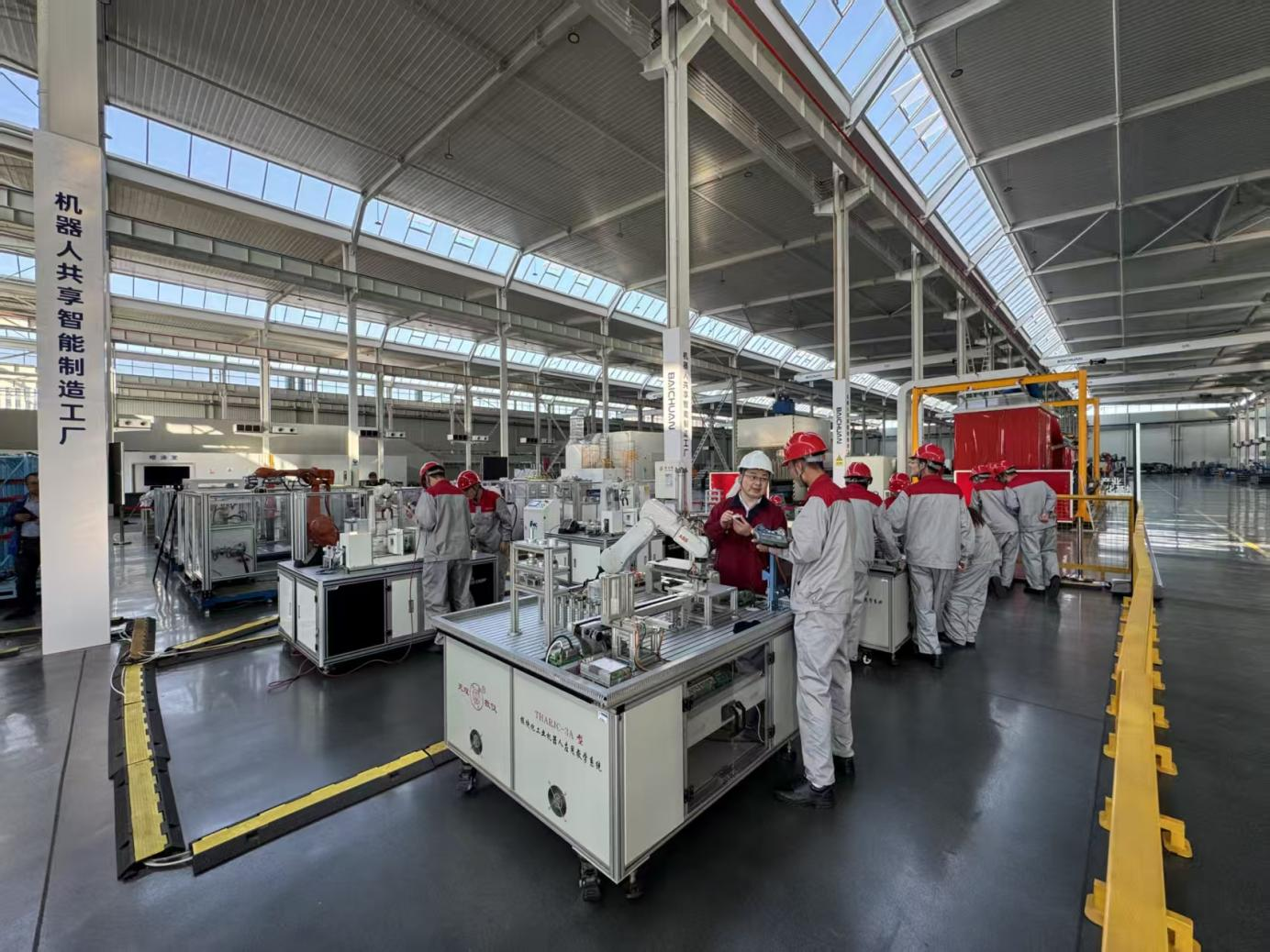 在唐山高新技术产业开发区产教联合体建设的机器人共享智能制造工厂中,唐山工业职业技术大学学生正在开展实践活动。